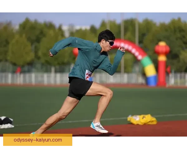 华丽过人展示极致技巧，球场瞬间成为众人瞩目的焦点表现亮眼